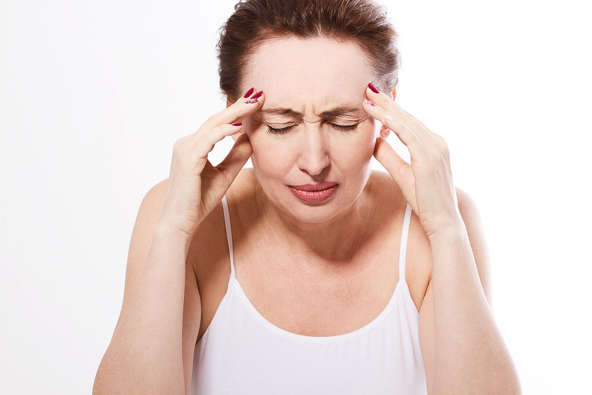 Сильная потливость лица и головы у женщин. Головная боль женщина. Что такое менопаузы у женщин. Женщина 50 лет с головной болью. Менопауза головные боли.